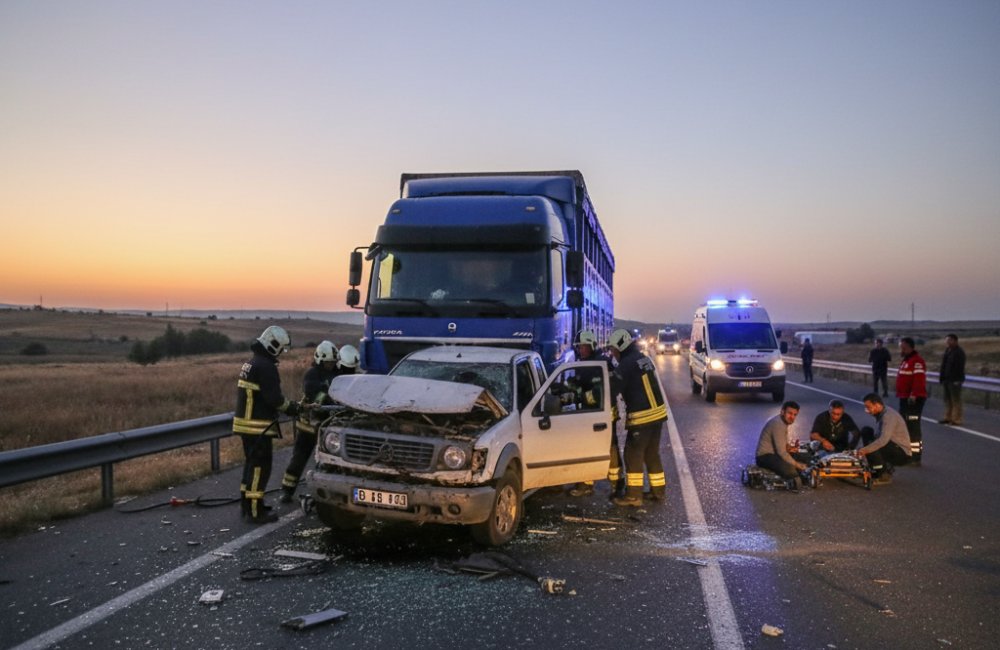 Bingöl'de Kamyon Pikaba Çarptı: 3 Yaralı