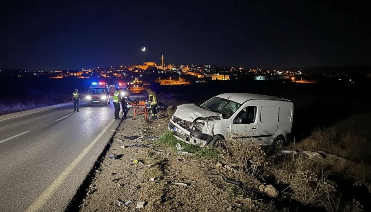 Mardin'de feci kaza! Kontrolden çıkan hafif ticari araç şarampole devrildi: 4 yaralı