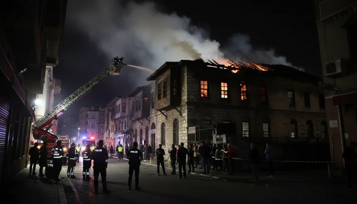 Fatih'te 400 Yıllık Tarihi Hanın Çatısında Yangın: Alevler Kısa Sürede Söndürüldü