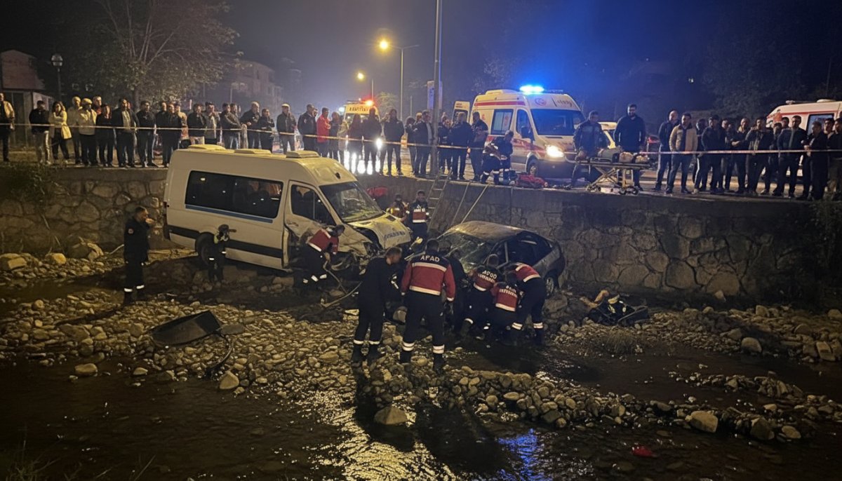 Bursa'da Zincirleme Kaza: 2 Otomobil Dereye Uçtu 6 Yaralı