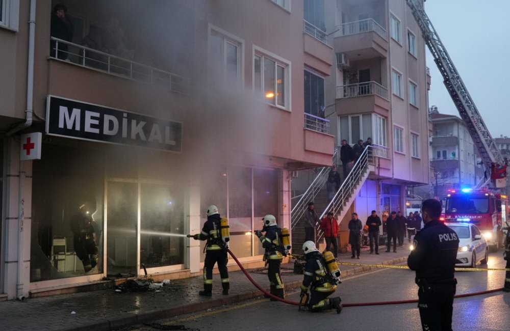 Manisa Yunusemre'de medikal iş yerinde yangın: Yoğun duman apartmanı tahliye ettirdi, ekipler söndürdü