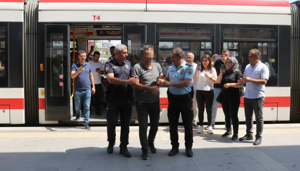 Tramvayda Taciz İddiası: Önce Dövdüler, Sonra Polise Teslim Ettiler!