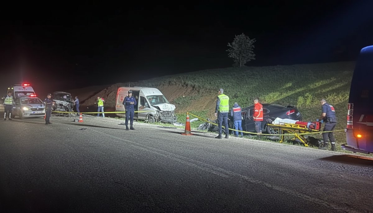 Sivas'ta feci kaza: Hafif ticari araç ile otomobil çarpıştı, 3 kişi hayatını kaybetti