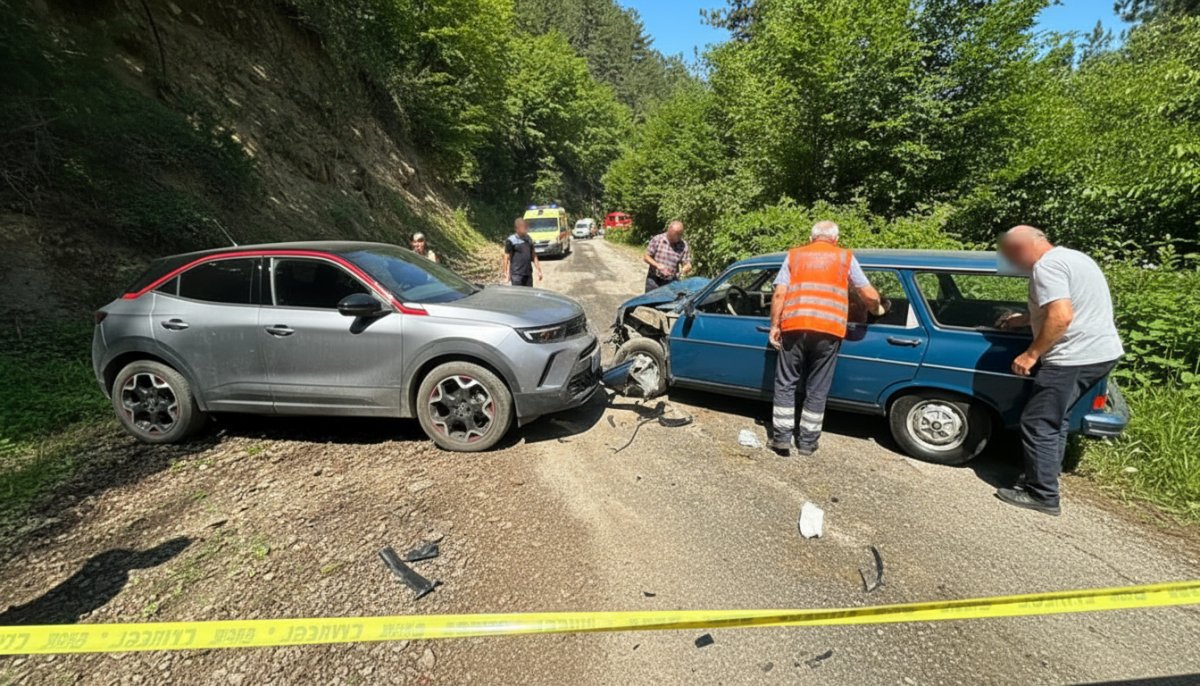 Çorum'da İki Otomobil Kafa Kafaya Çarpıştı: 5 Yaralı