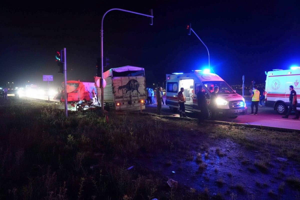 Niğde'de 3 araçlı kaza: 1'i ağır 10 yaralı