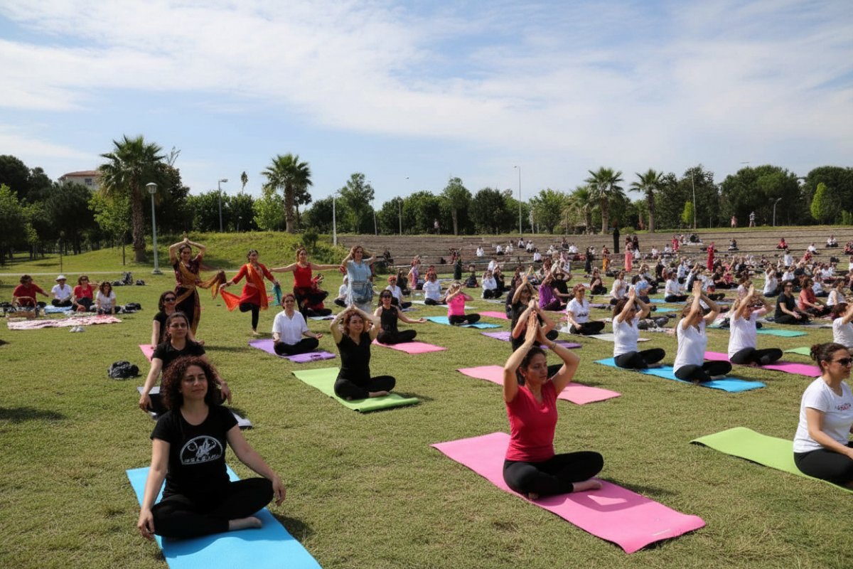 Büyükçekmece'de Dünya Yoga Günü Coşkusu: Yüzlerce Kadın Yoga, Meditasyon ve Dansla Stres Attı
