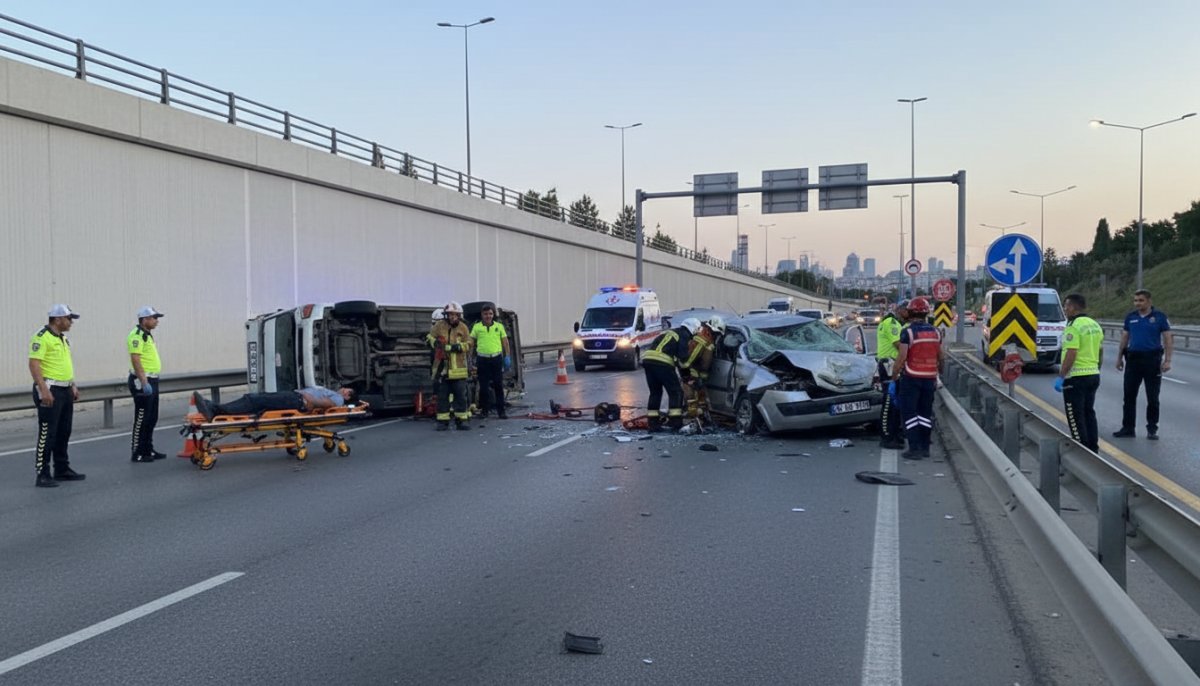 Bakırköy'de Hafif Ticari Araç Otomobile Çarptı: 5 Yaralı