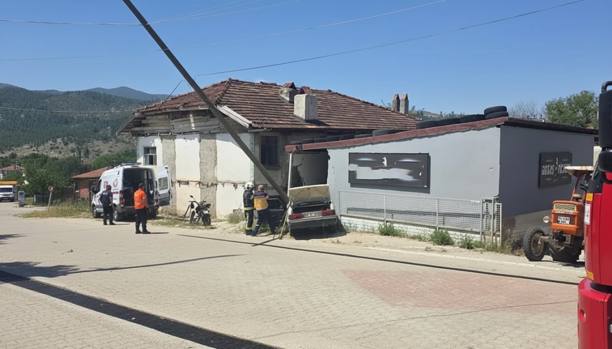 Denizli'de acı kaza! Kontrolden çıkan otomobil depo duvarına ok gibi saplandı: Karı-koca hayatını kaybetti!