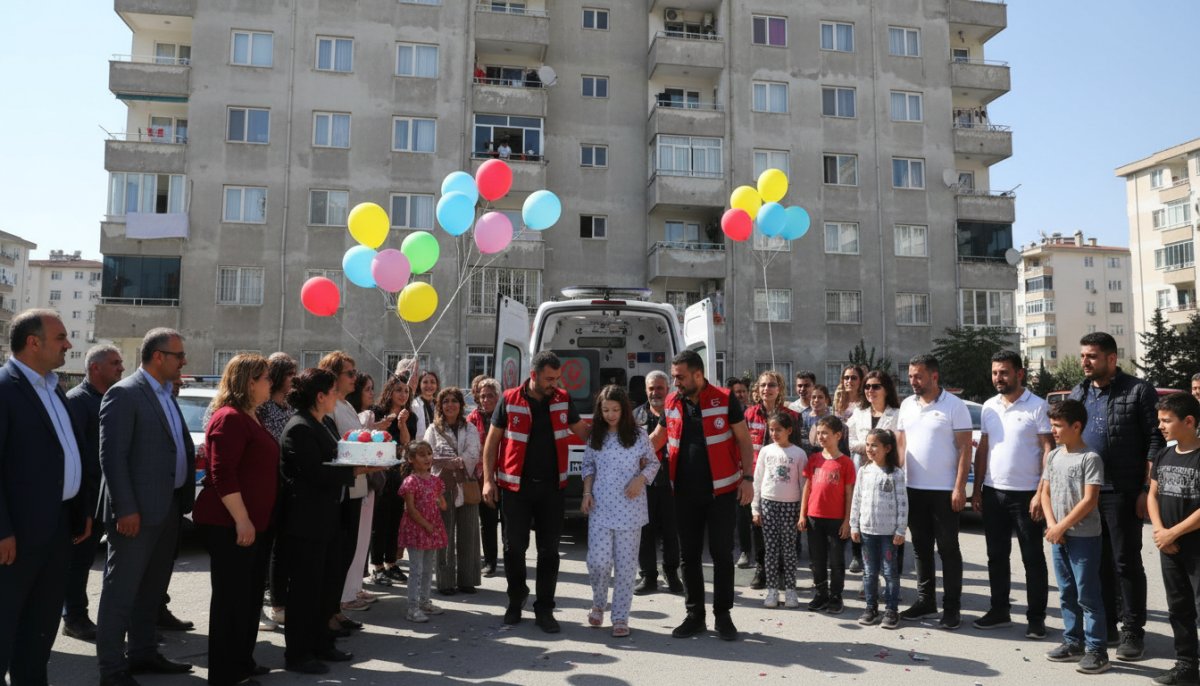 Ecrin'in Taburcu Sevinci: 12. Kattan Düşen Genç Kız Pasta ve Balonlarla Karşılandı