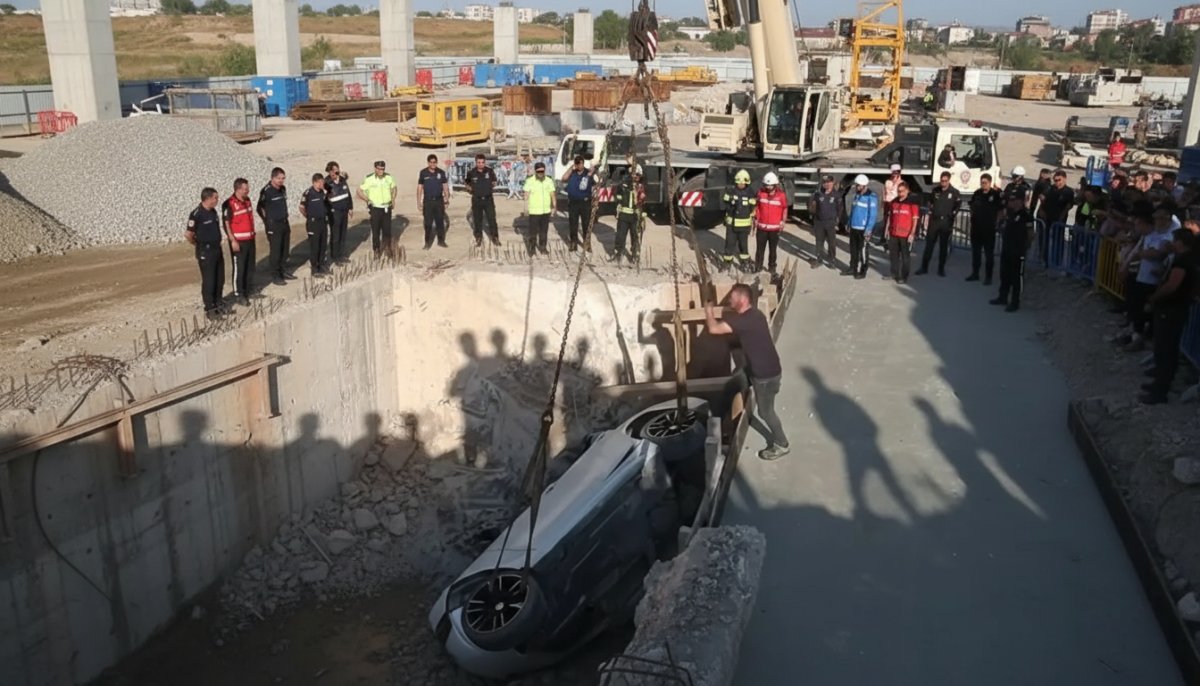 Gaziantep'te Lüks Otomobil Köprü İnşaatı Çukuruna Düştü