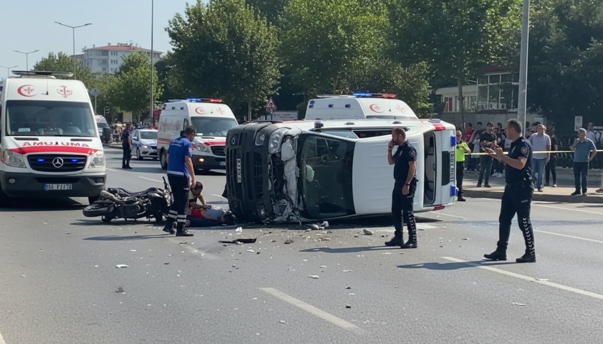 İstanbul Kağıthane'de Ambulans Kaza Yaptı, Olay Yerine Ekipler Sevk Edildi