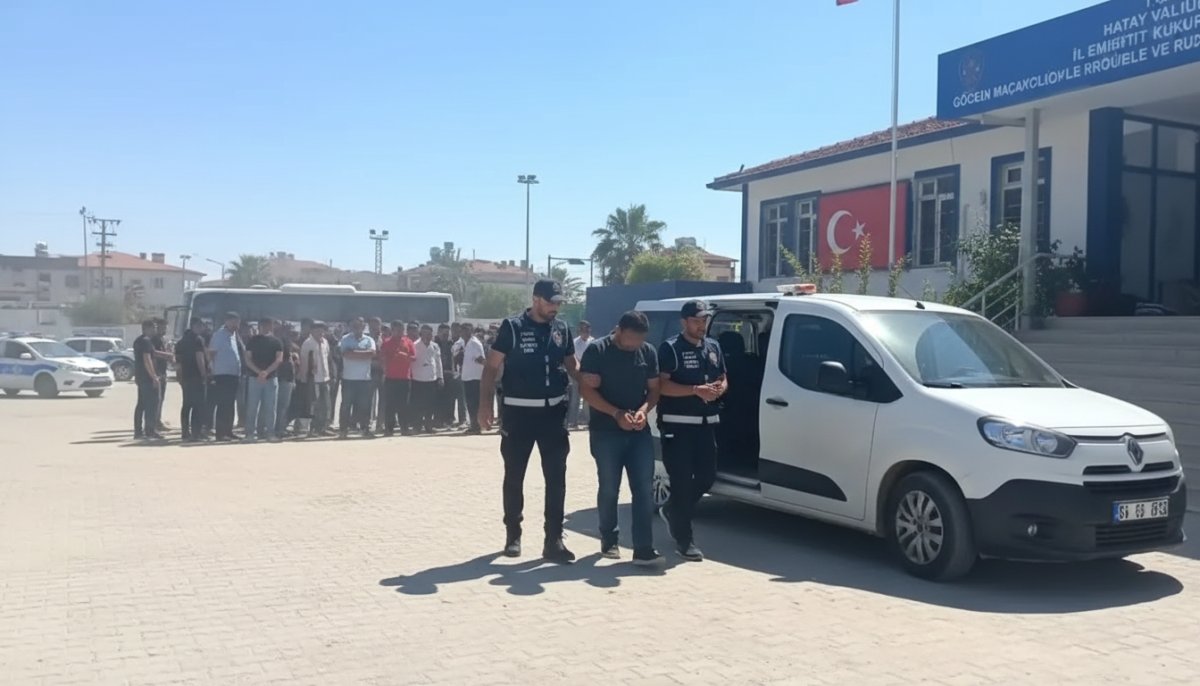 Hatay’da 24 düzensiz göçmenle yakalanan 2 kaçakçı tutuklandı