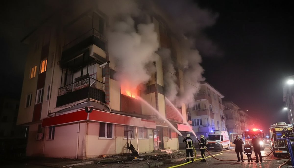 Bursa'da korkutan yangın! Alevler daireyi sardı: 5 kişi dumandan etkilendi!