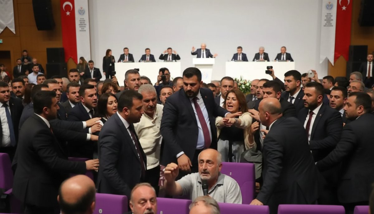 Trabzon'da AK Parti Toplantısında Gerginlik: Kur'an Kurslarına Hakaret Eden Kişi Kahramanlaştırıldı!