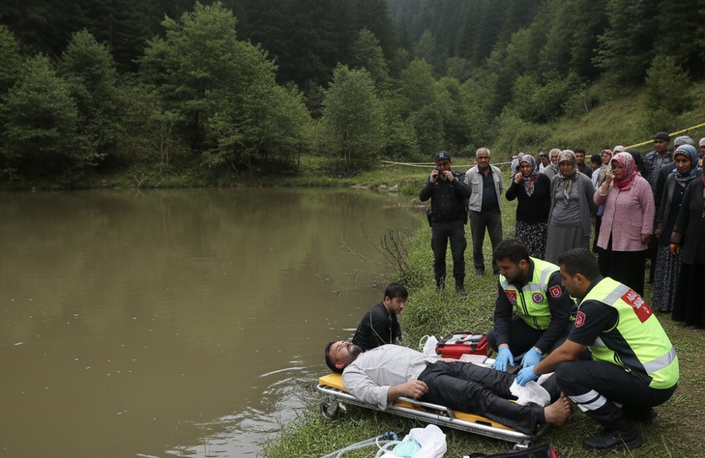 Arhavi'de serinlemek için gölete giren iki imam boğularak can verdi