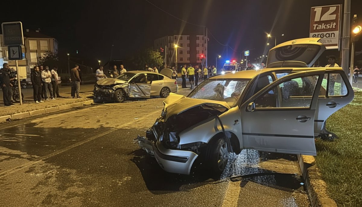 Erzincan'da İki Otomobil Çarpıştı: 5 Kişi Yaralandı