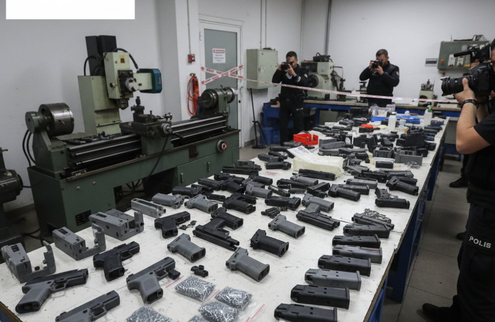 İzmir’de Suç Örgütlerine Ağır Darbe: 38 Şüpheli Gözaltına Alındı