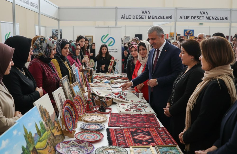 Van'da 100 Aile Destek Merkezi'nde Üretilen El Emeği Ürünler Sergilendi