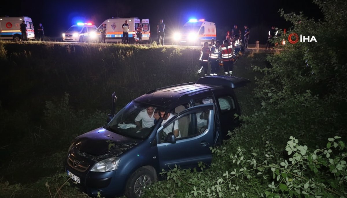 Samsun'da Hafif Ticari Araç Şarampole Yuvarlandı: 2 Yaralı