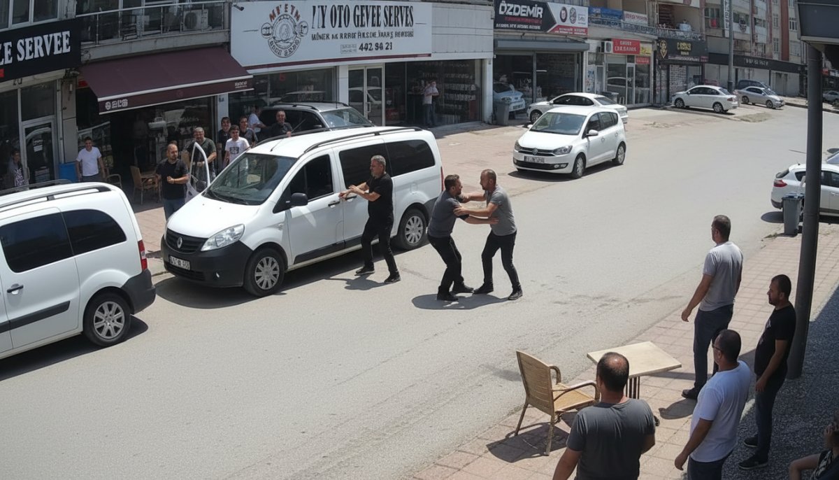 Bursa'da ticari aracı çalmak isterken esnaftan meydan dayağı yedi: O anlar kamerada