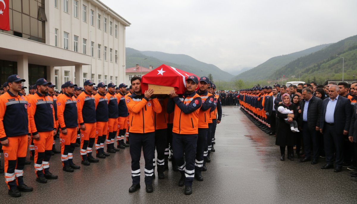 Kayıp kişiyi ararken bot kazasında hayatını kaybeden AFAD görevlisi Ömer Faruk Özkan memleketine uğurlandı