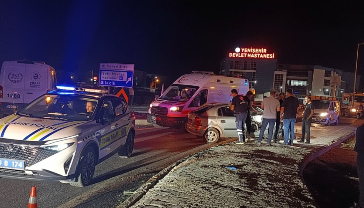 Bursa'da Feci Kaza: Kaldırıma Çarpan Otomobilde 1 Ölü, 1 Yaralı
