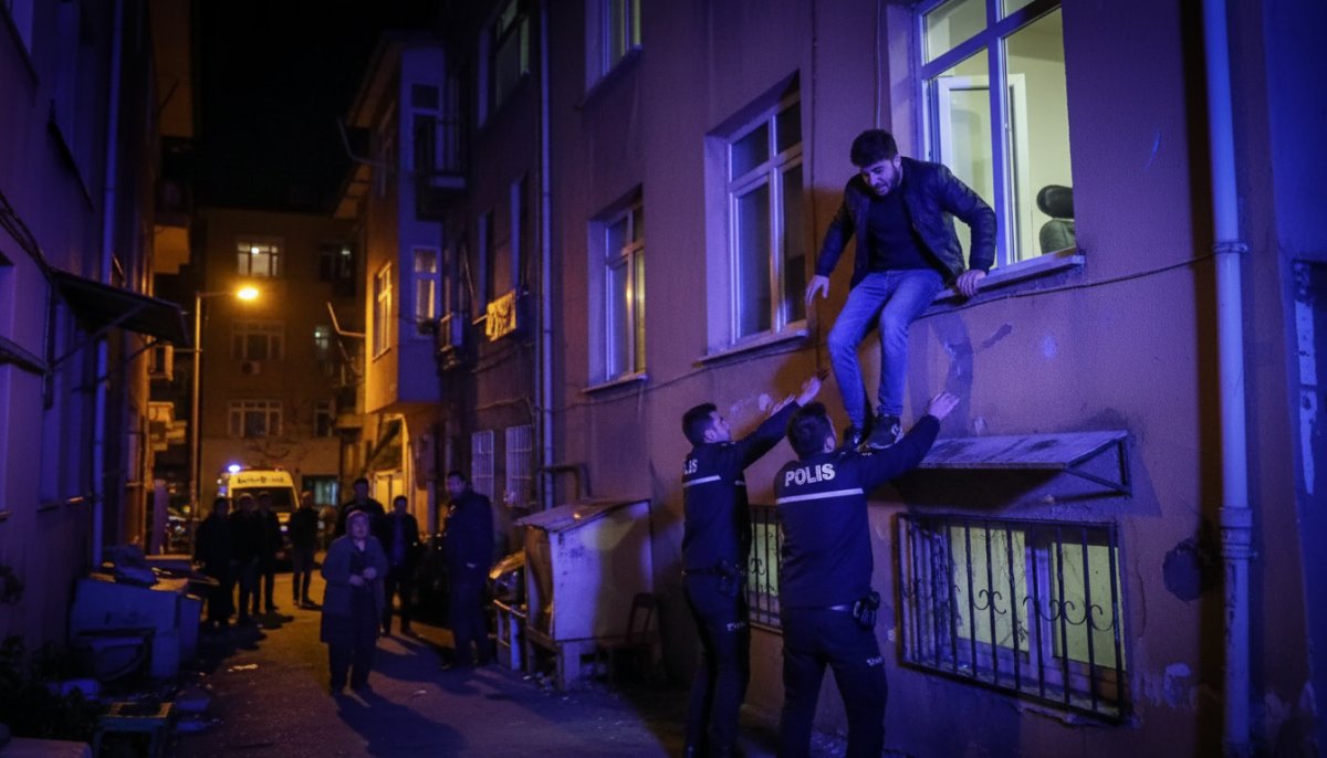 Fatih'te Anneden Para İsteyemedi, Bıçakla Rehin Aldı: O Anlar Kamerada