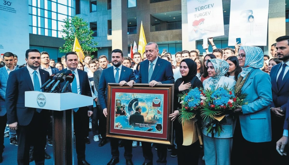 TÜRGEV'de Gençlerden Erdoğan'a Babalar Günü Sürprizi
