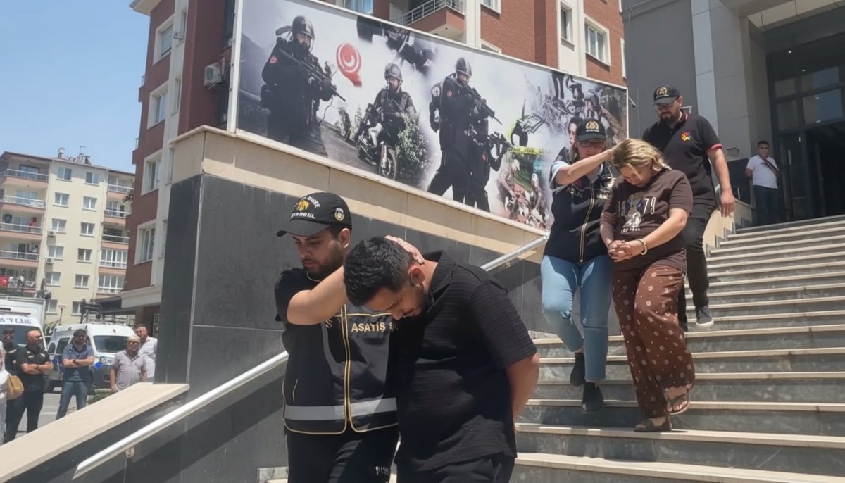 Markette müşteri gibi dolaşıp altın dolu çantayı çalan 2 hırsız kıskıvrak yakalandı