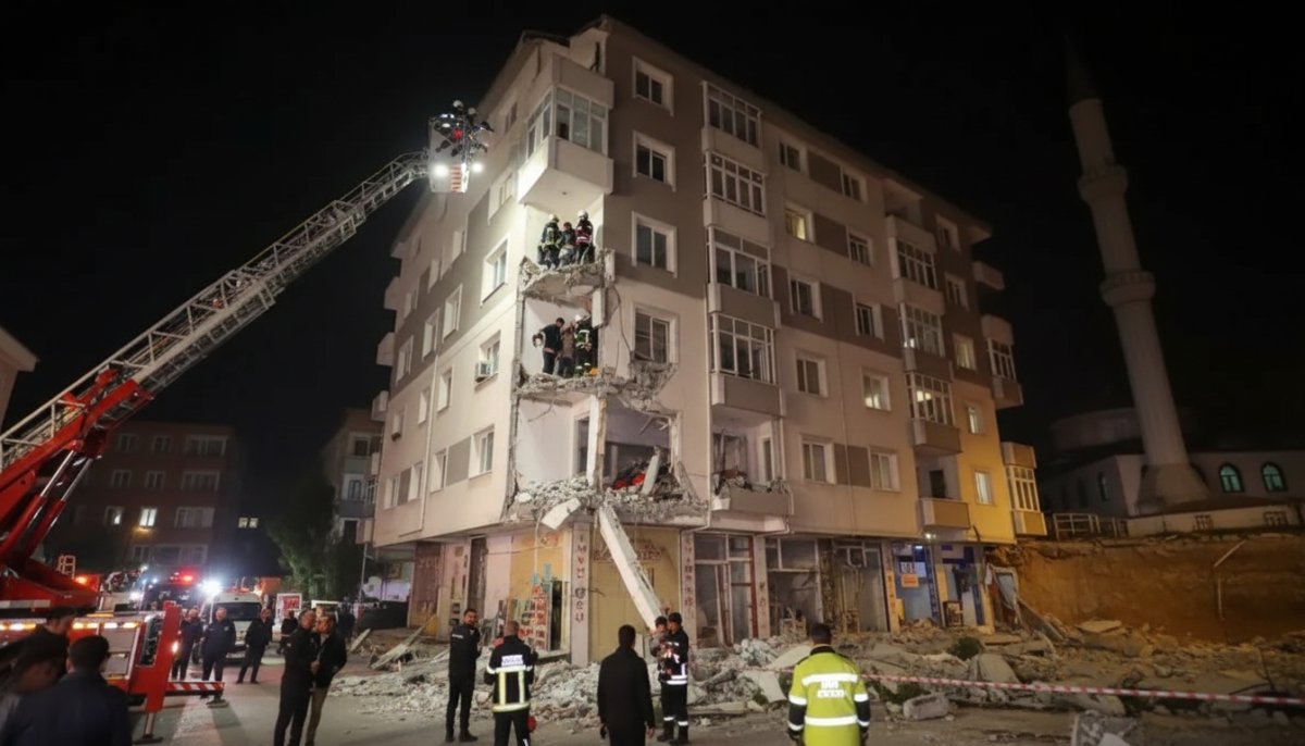 Avcılar'da 5 katlı binada merdiven çöktü: Kolonlardan ses gelince tahliye edildi