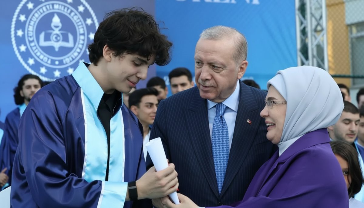 Cumhurbaşkanı Erdoğan Torunu Ömer Tayyip'e Diplomasını Verdi