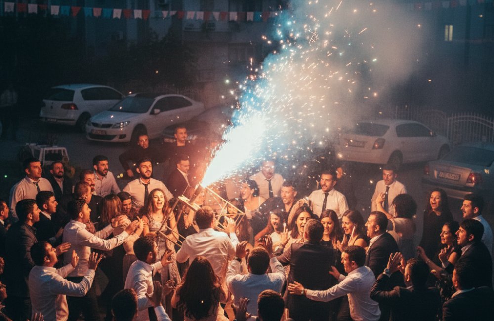 İzmir Bornova'da Nişan Töreninde Havai Fişek Misafirlerin Üzerine Patladı