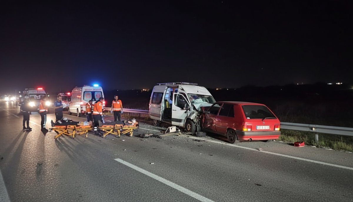Sivas'ta otomobil ile hafif ticari araç çarpıştı: 6 yaralı