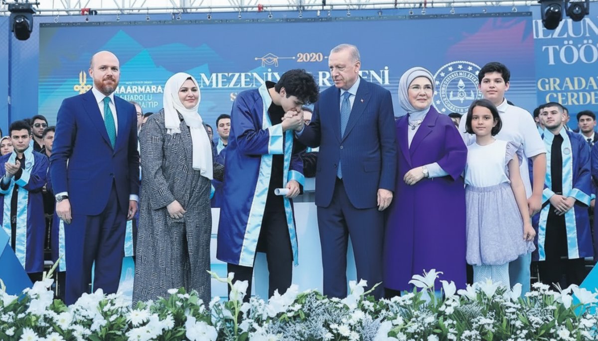 Cumhurbaşkanı Erdoğan Torunu Ömer Tayyip'e Diplomasını Verdi