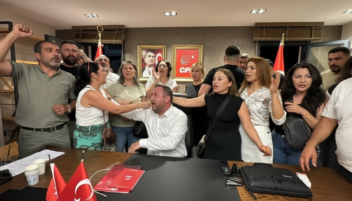 CHP İzmir İl Binasında Devir Teslim Sırasında Arbede