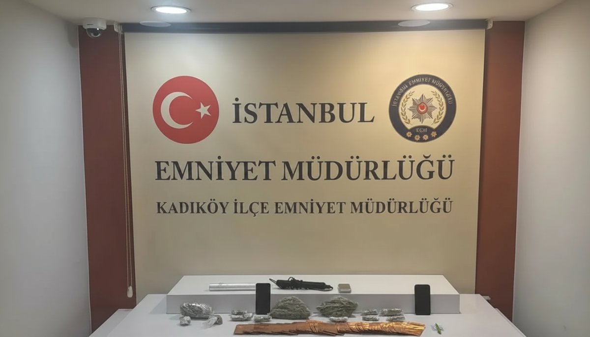 Kadıköy'de Çatı Katı Zehir Zulasına Baskın: Uyuşturucu Taciri Tutuklandı