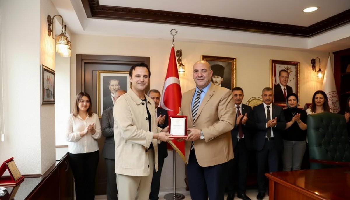 Gündoğdu Vakfı Başkanı Dr. Gökhan Gündoğdu'ya Eğitime Katkılarından Dolayı Teşekkür Plaketi Verildi