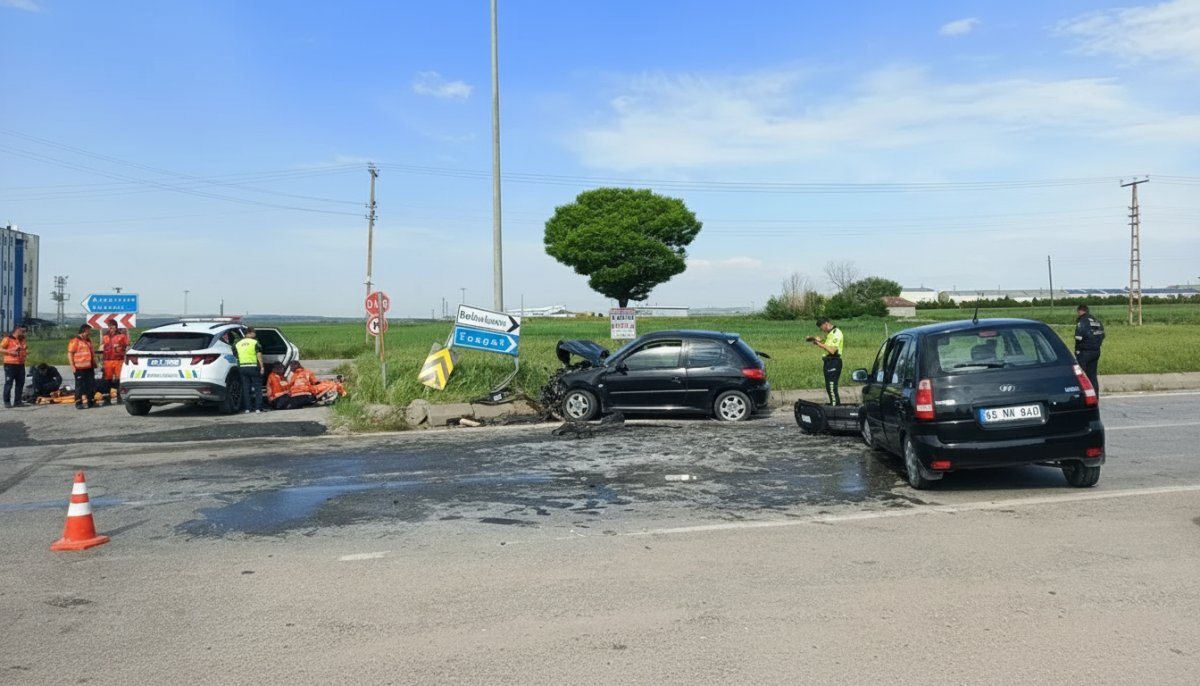 Yozgat'ta Korkunç Kaza: Boğazlıyan-Sarıkaya Kavşağında İki Otomobil Kafa Kafaya Çarpıştı, 7 Yaralı