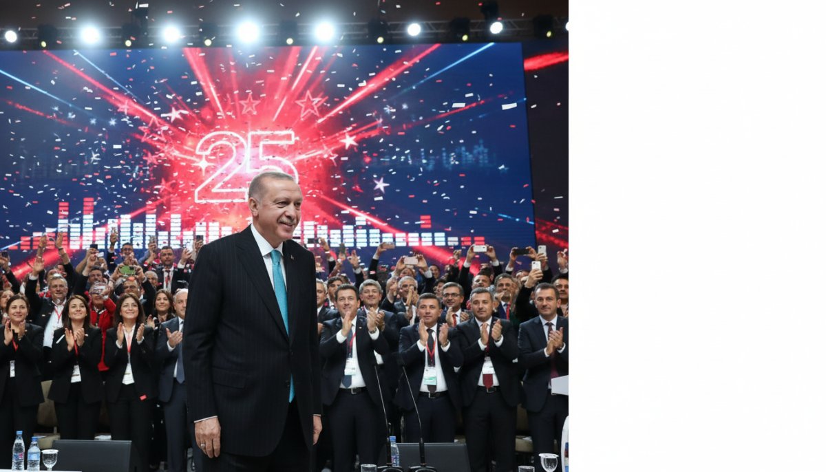 Cumhurbaşkanı Erdoğan'a 25'inci Yıl Şarkı Sürprizi
