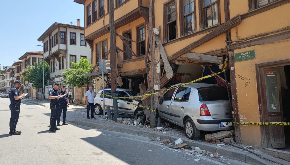 Bursa'da Freni Boşalan Araç 3 Katlı Eve Daldı