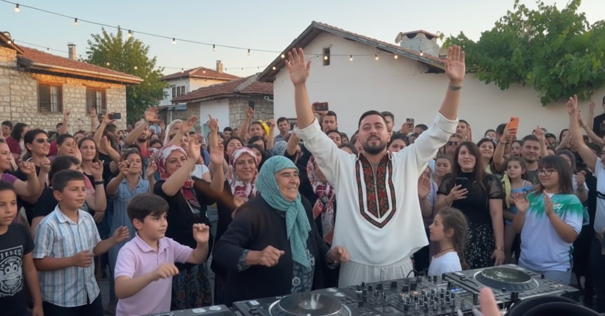 Tomorrowland'den Köy Meydanına: Mahmut Orhan'ın Ata Toprağındaki Konseri Viral Oldu