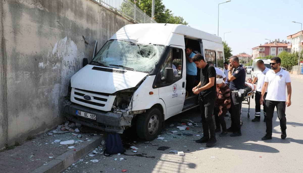 Adana'da Kaza: Sürücü Direksiyonda Uyuya Kaldı, Dolmuş Duvara Çarptı, 7 Yaralı