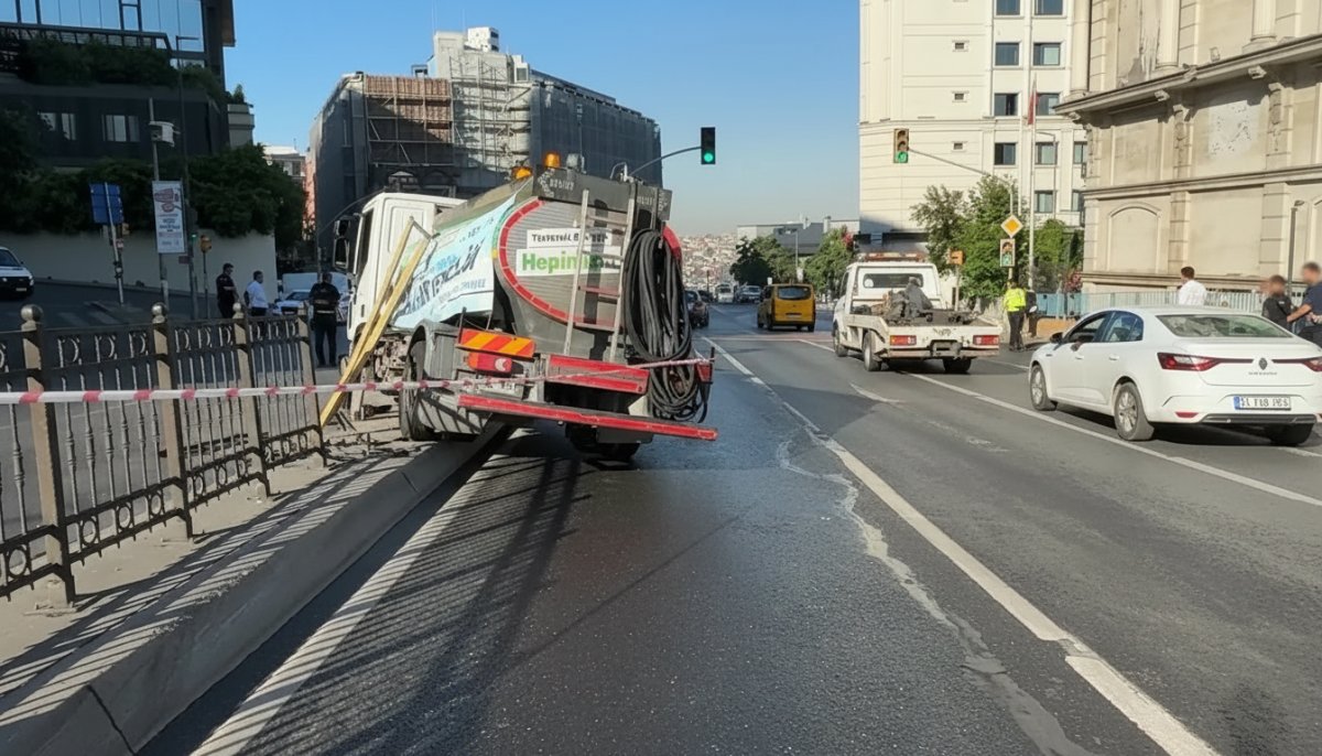 Beyoğlu'nda belediye aracı refüje çarptı, hasar oluştu