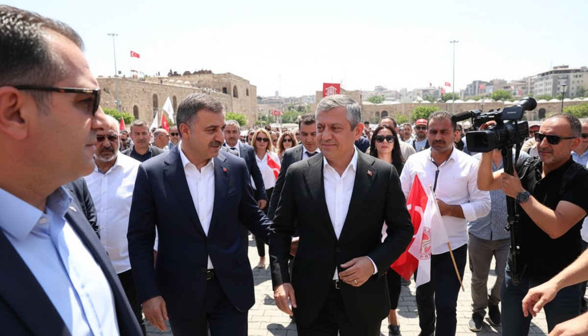 Özgür Özel'den Yeni Parti Sinyali: 'Yürümeye Devam Ederim'