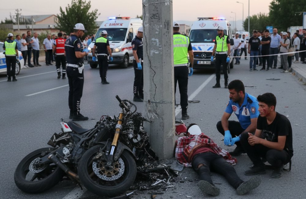 Adıyaman'da Motosiklet Elektrik Direğine Çarptı: 1 Ağır 2 Yaralı