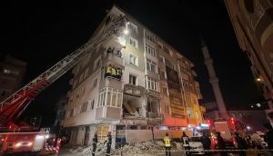 Avcılar'da 5 Katlı Binanın Merdiveni Çöktü: 7 Kişi İtfaiye Merdiveniyle Kurtarıldı