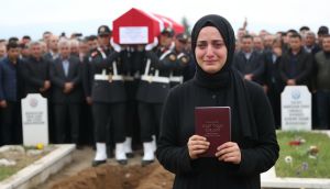 Eşi Uzman Çavuşu Düğün Günü Evlilik Cüzdanıyla Uğurladı