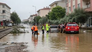 Manisa'da Kuvvetli Sağanak Sel Getirdi: Ev ve İş Yerleri Su Altında