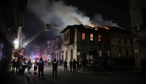 Fatih'te 400 Yıllık Tarihi Hanın Çatısında Yangın: Alevler Kısa Sürede Söndürüldü