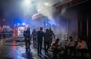 Silivri'de restoran alev alev: 5 kişi dumandan etkilendi
